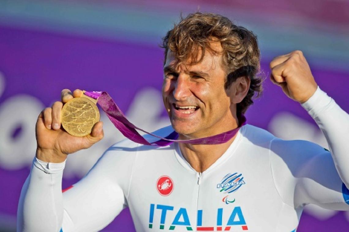 SAUZE. Alex Zanardi a lezione di vita scivolando sulla neve