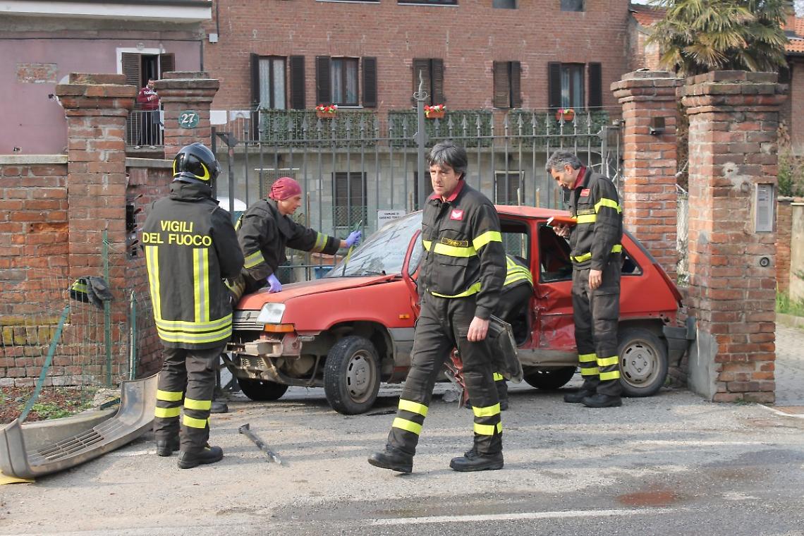 GASSINO. Terribile schianto in via Chivasso, due feriti