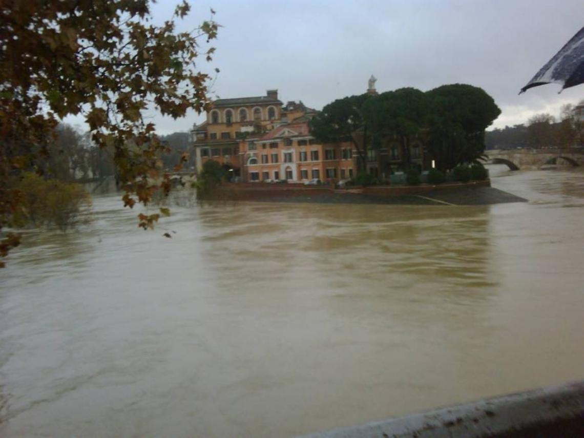  Italia ancora sott'acqua, il Tevere fa paura