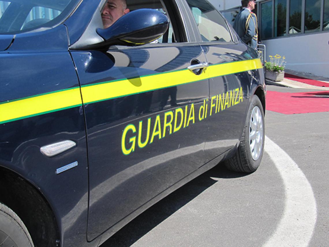 Faceva fatture false per operazioni inesistenti: gli sequestrano 300mila euro