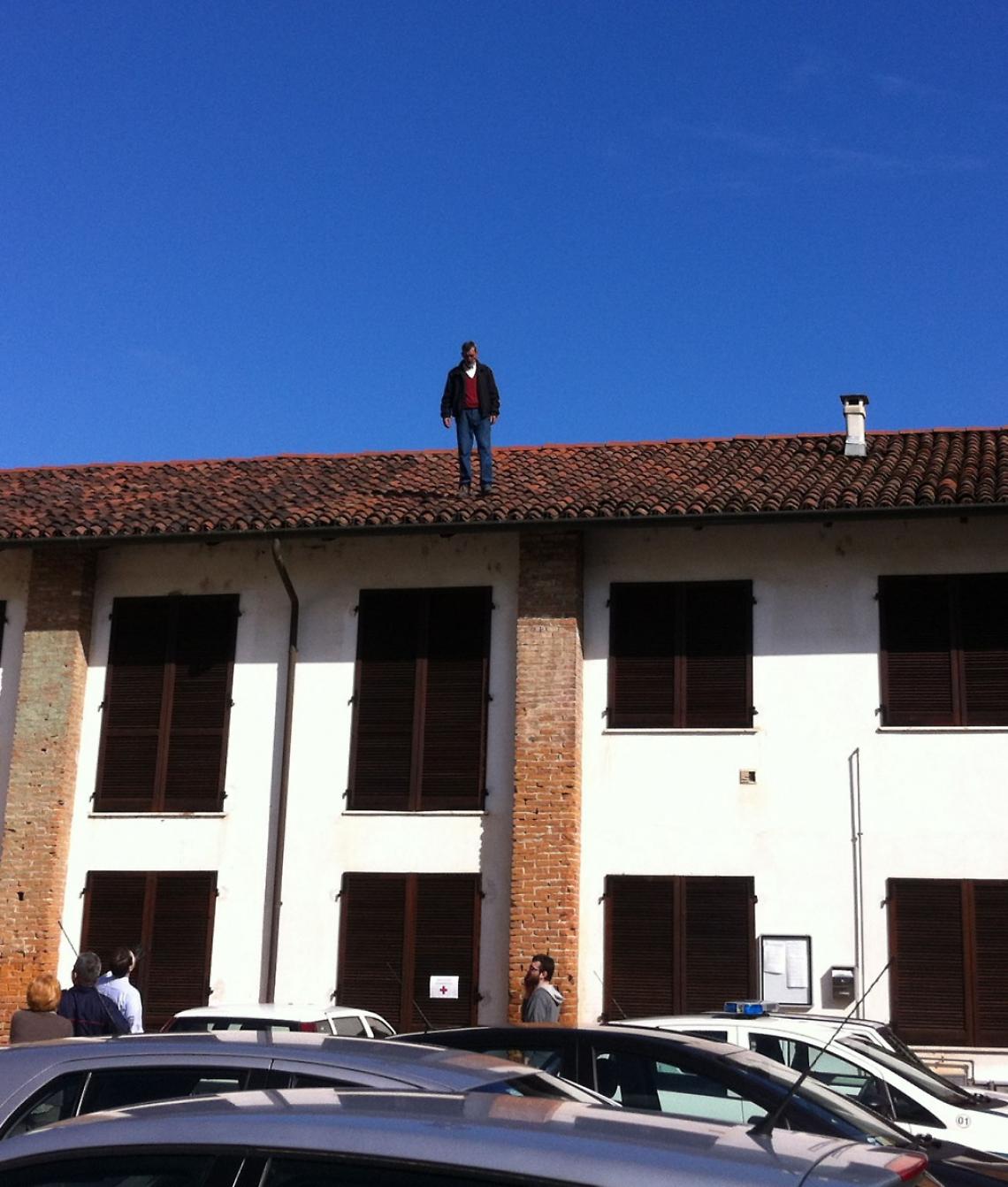 CASTIGLIONE TORINESE. Sale sul tetto del Comune e minaccia di buttarsi