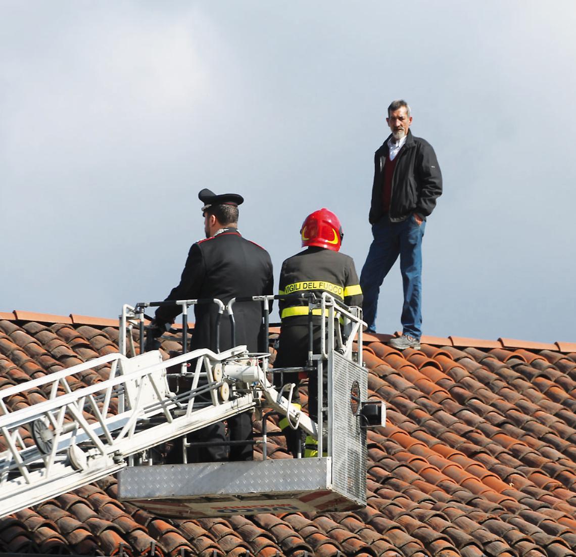 CASTIGLIONE TORINESE. Un lieto fine per la storia dell'uomo salito sul tetto