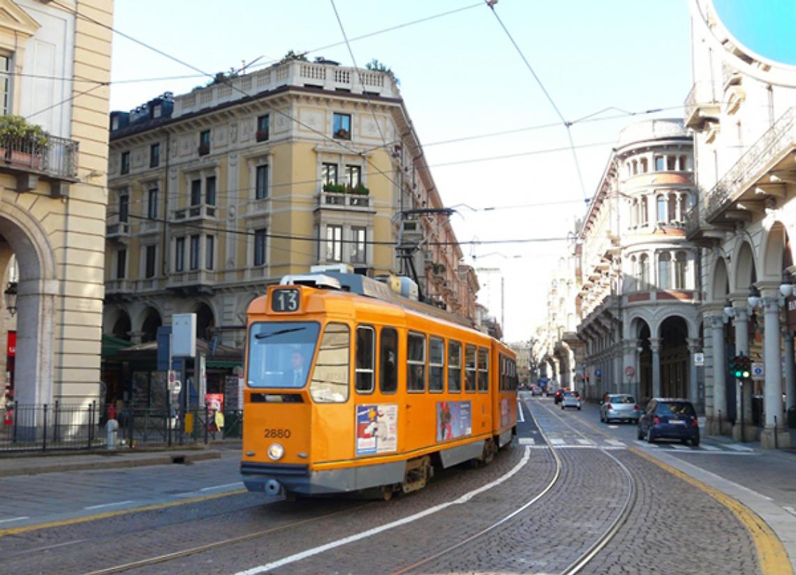 Manutenzione straordinaria ai binari del tram a Torino: un altra estate di disagi. Ecco le zone interessate