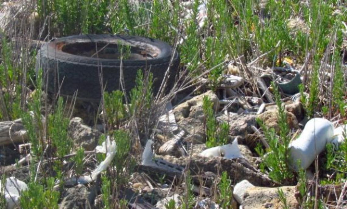 CIGLIANO. Rifiuti abbandonati nelle piazzole della circonvallazione