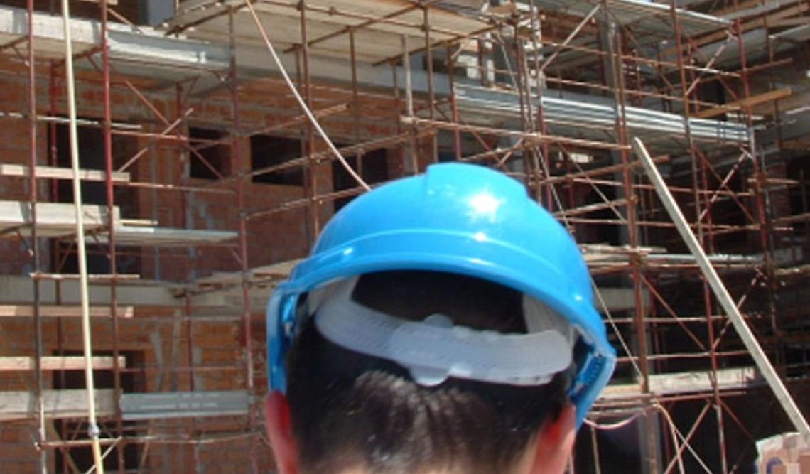 CUNEO. Incidenti lavoro: operaio cade in tromba scale e muore