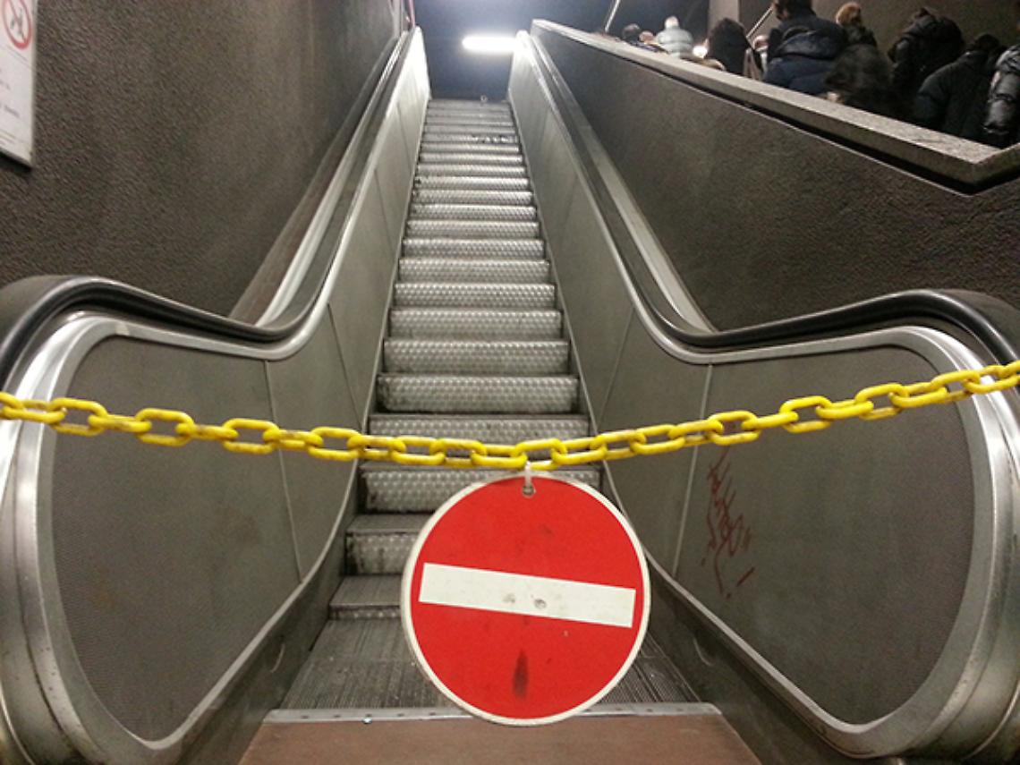 Guasto elettrico a Porta Nuova, ottanta scale mobili in tilt: la metro di Torino è tornata alla normalità in poche ore