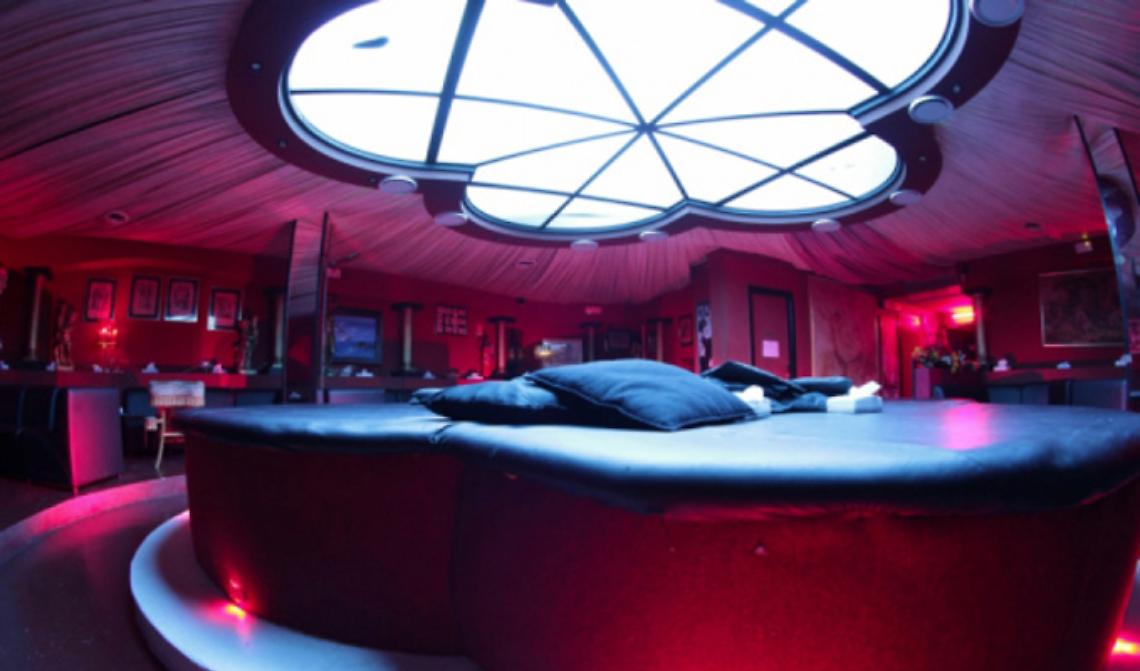 IVREA. Porta studentesse in club hot, insegnante licenziata 