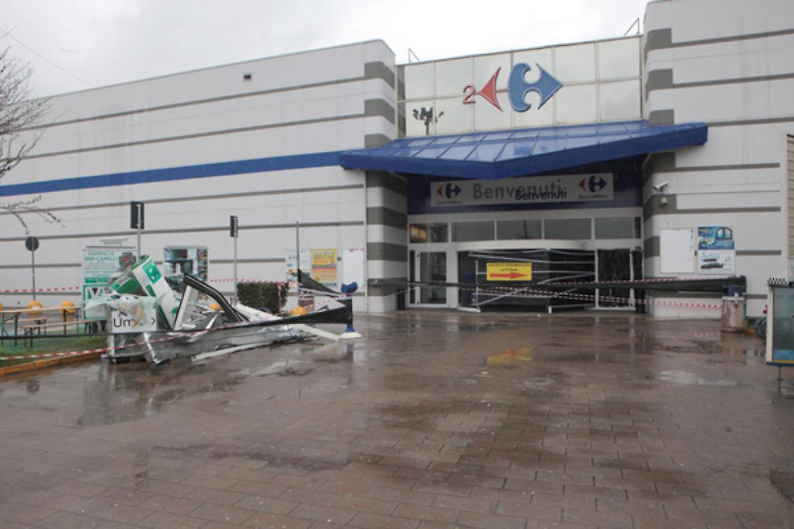 BUROLO. Spaccata al Carrefour