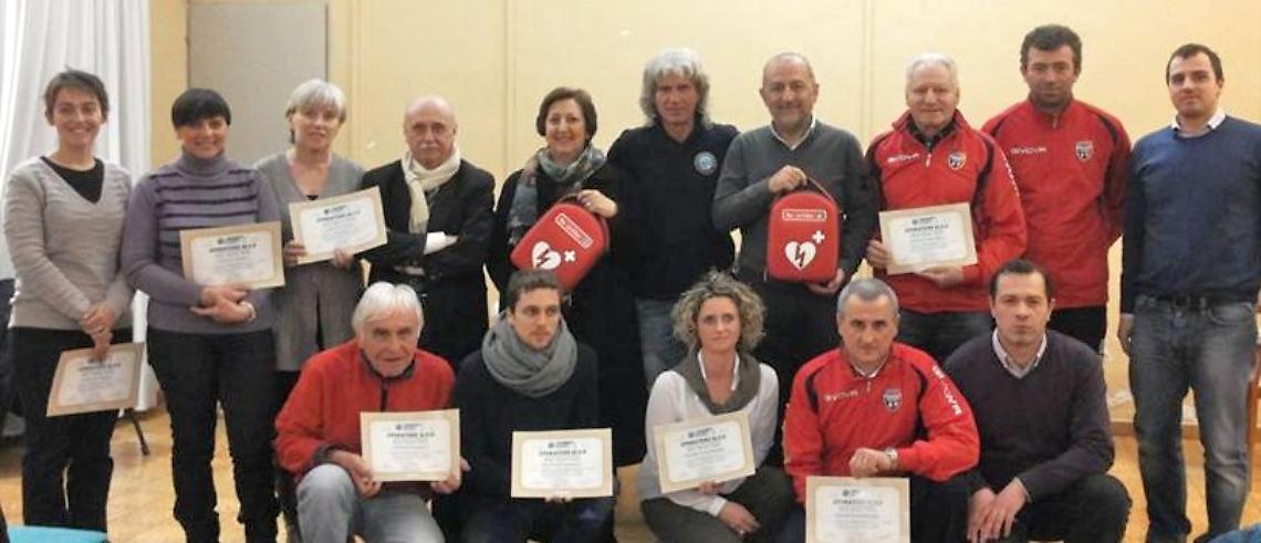 FAVRIA. La Giunta dona due defibrillatori alla scuola