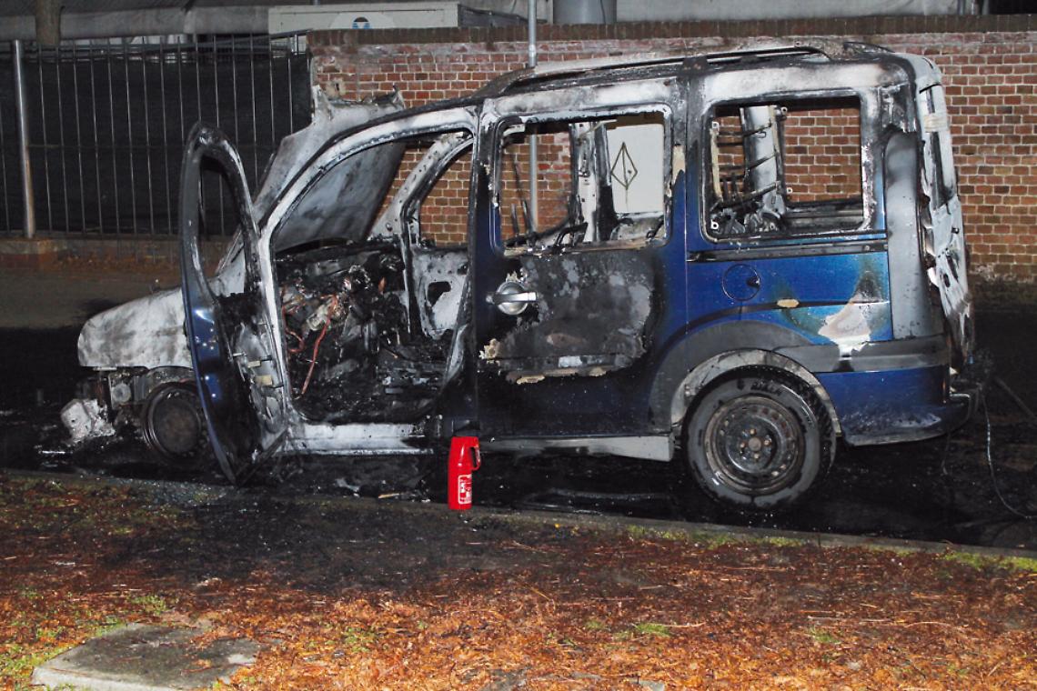 CIRIE'. Scende per prelevare al bancomat, l'auto prende fuoco sotto i suoi occhi