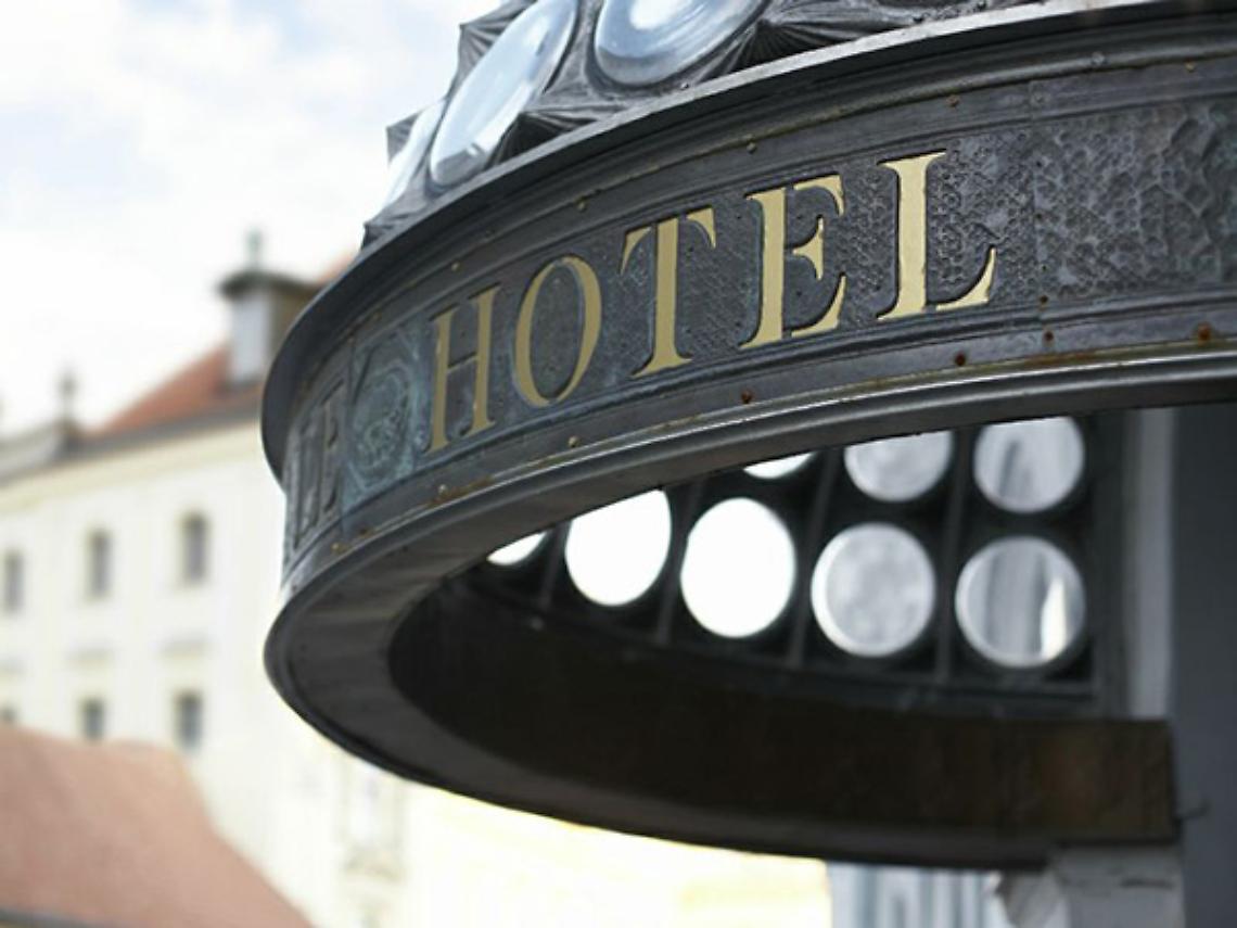TORINO. Natale: hotel lusso addobba albero con frasi clienti