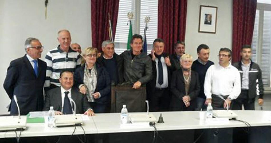 CASTELLAMONTE. Arriva Jimmy Ghione. "Striscia la Notizia" per i mancati pagamenti di Extreme Makeover Home Edition