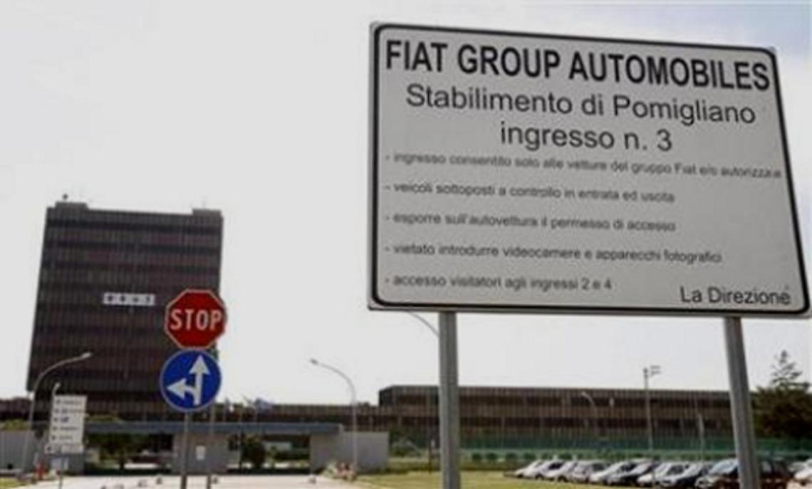 POMIGLIANO D'ARCO. Operaio indossa maglia che raffigura un cuore infranto