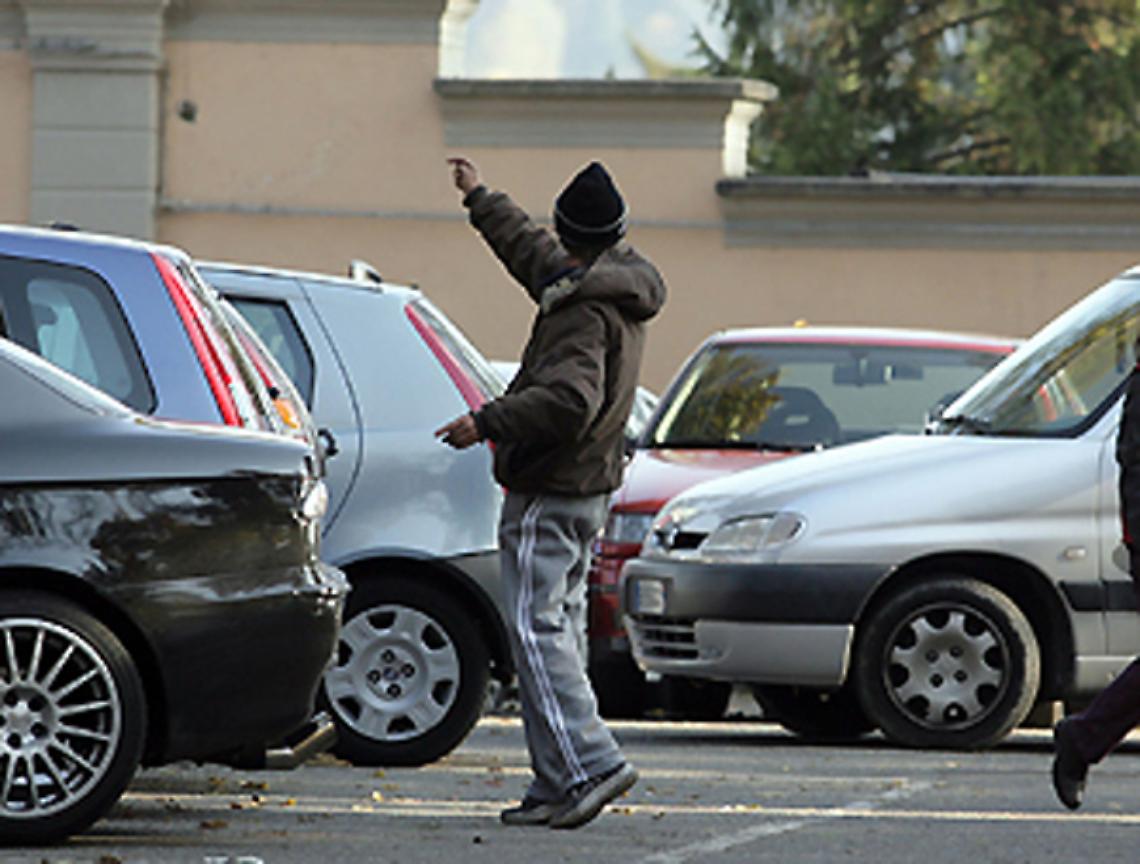 ORBASSANO. Parcheggiatore abusivo a 15 anni davanti l'ospedale, denunciato