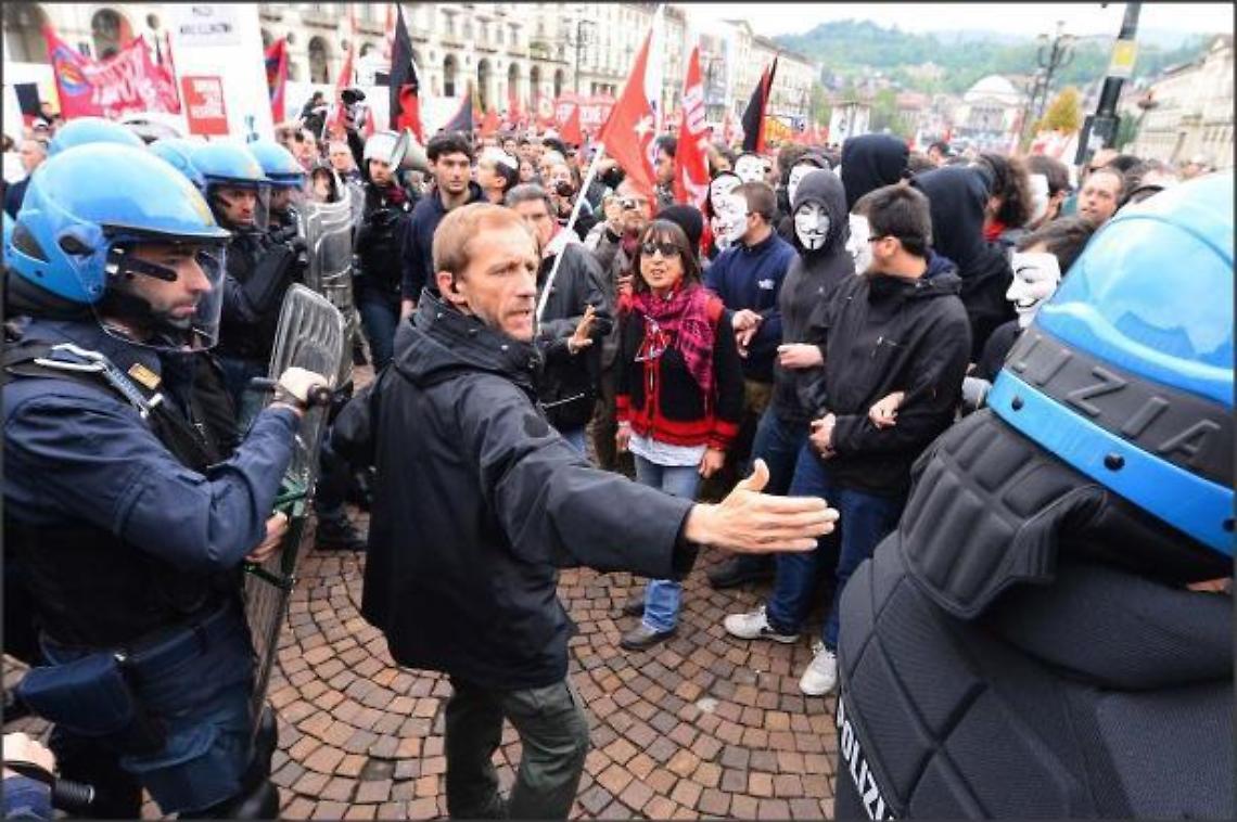 TORINO. M5s, corteo con 1&ordm; Maggio con pochi lavoratori e blindato per Pd TORINO