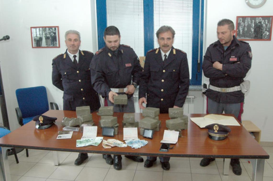 TORINO. La Polizia Stradale di Chivasso sequestra oltre 22 chili di hashish