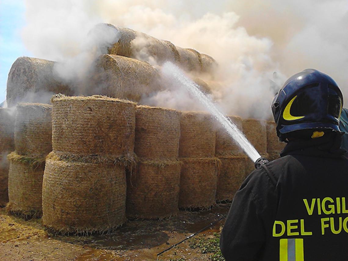 BIELLA. Incendio nel Biellese in fienile, crolla tetto cascina