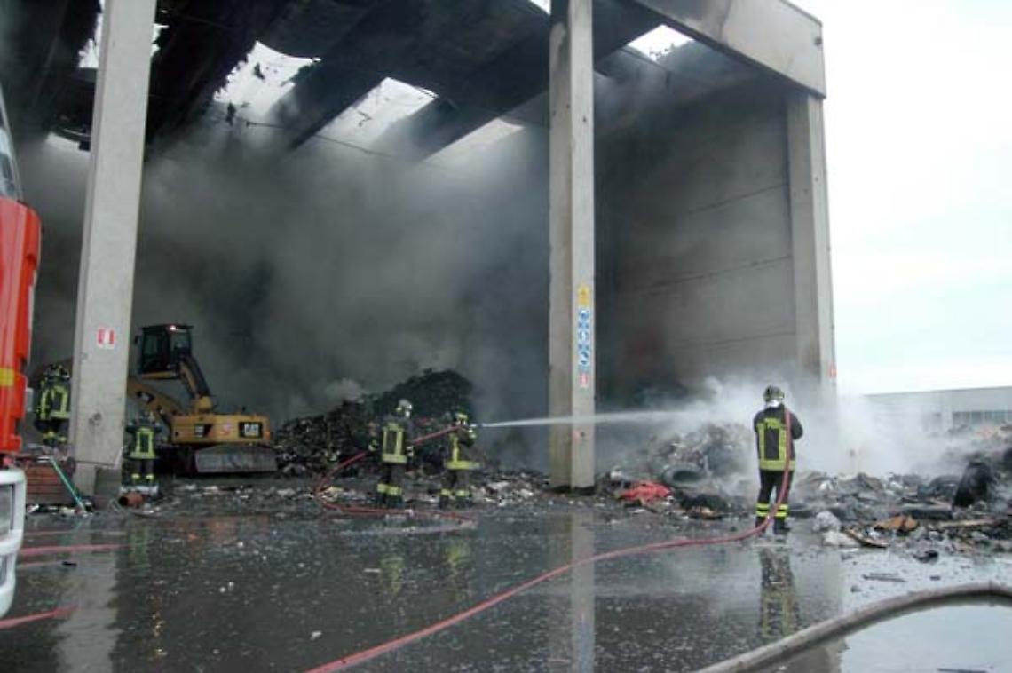 VOLPIANO. Vasto incendio alla Metalfer: 20 squadre di pompieri al lavoro
