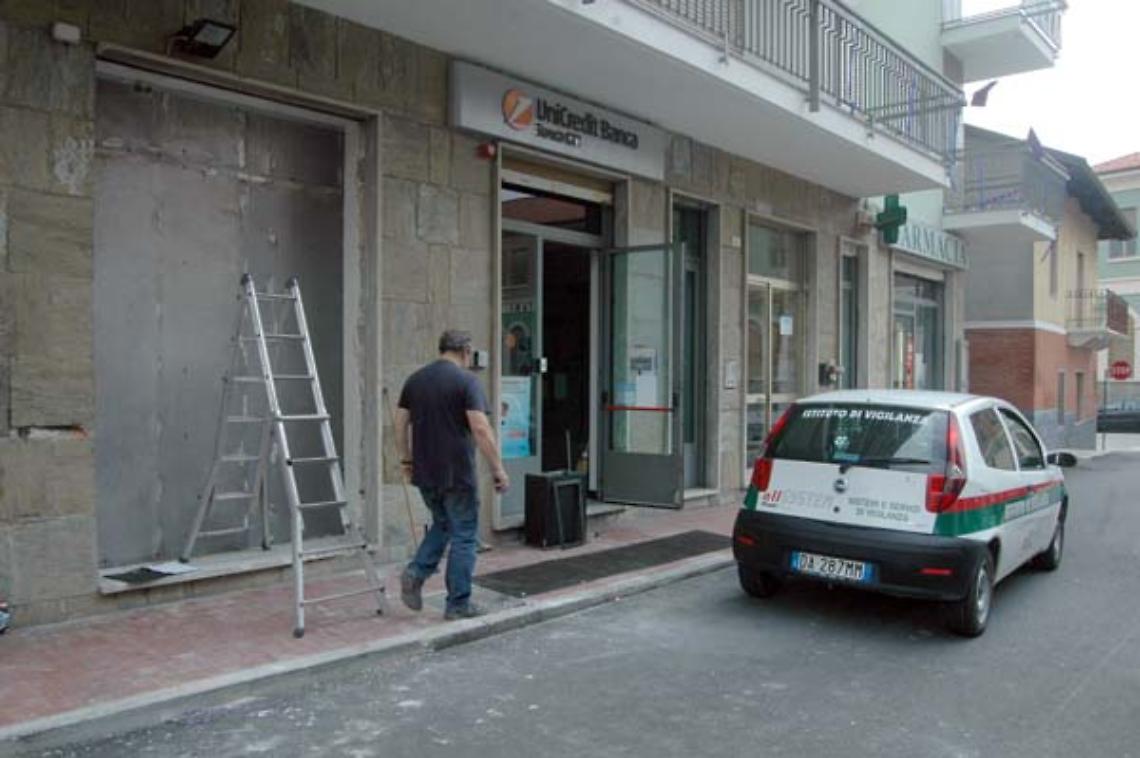 RONDISSONE. Spaccata all'Unicredit con il carro attrezzi