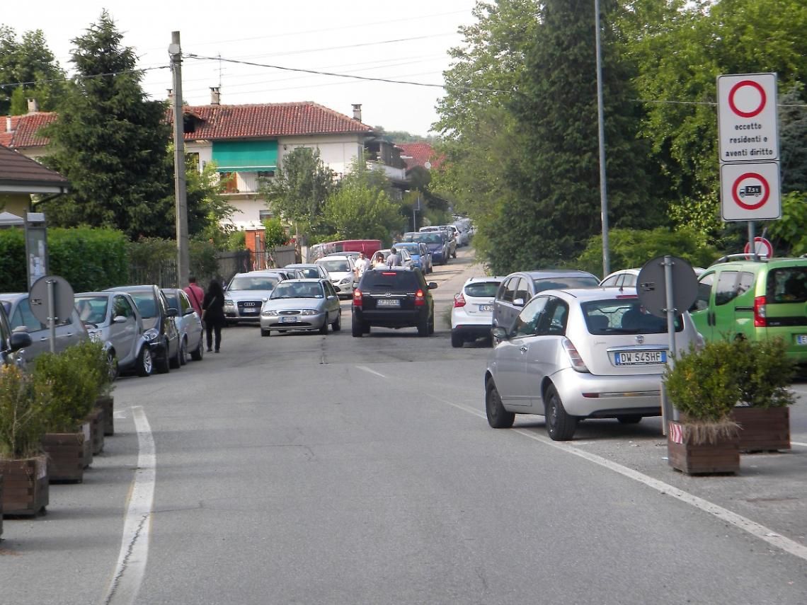VENARIA. Parcheggi selvaggi e disagi, i residenti di via Stefanat non ne possono pi&ugrave;