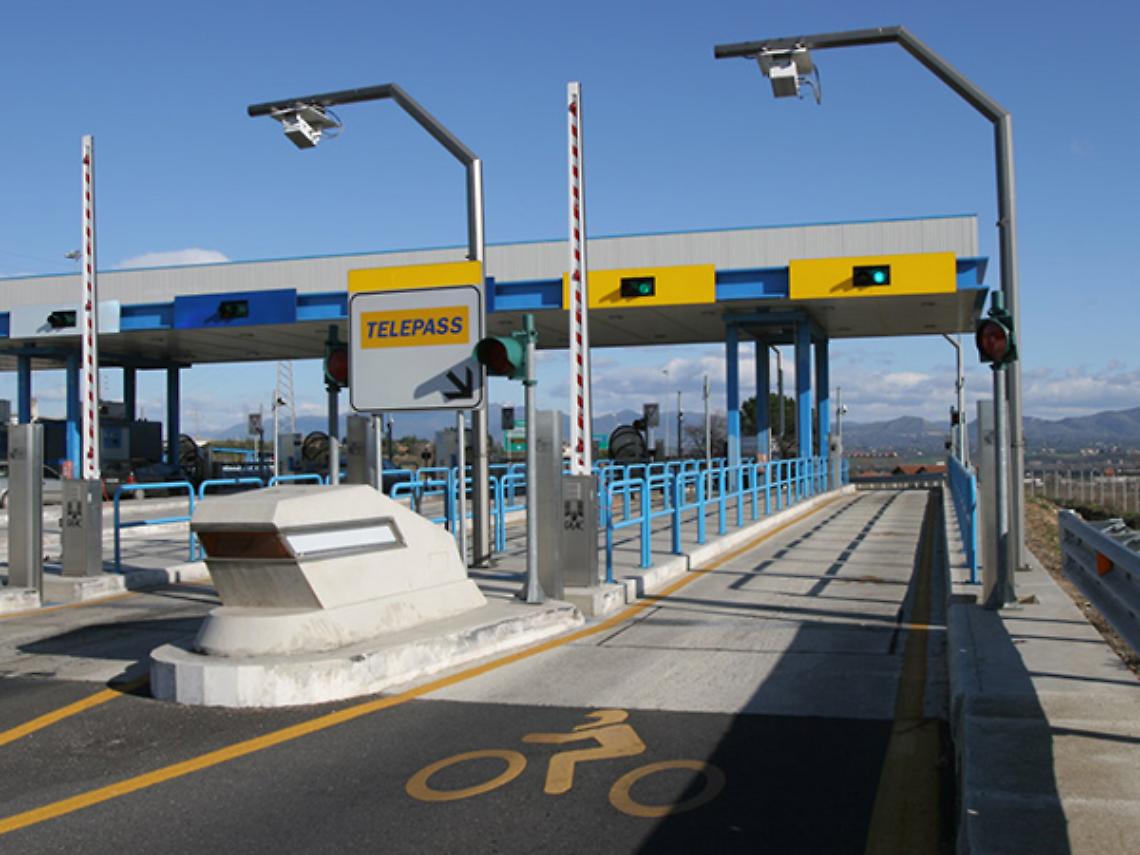 VERBANIA. Al casello nella scia di altre auto non paga 167 pedaggi