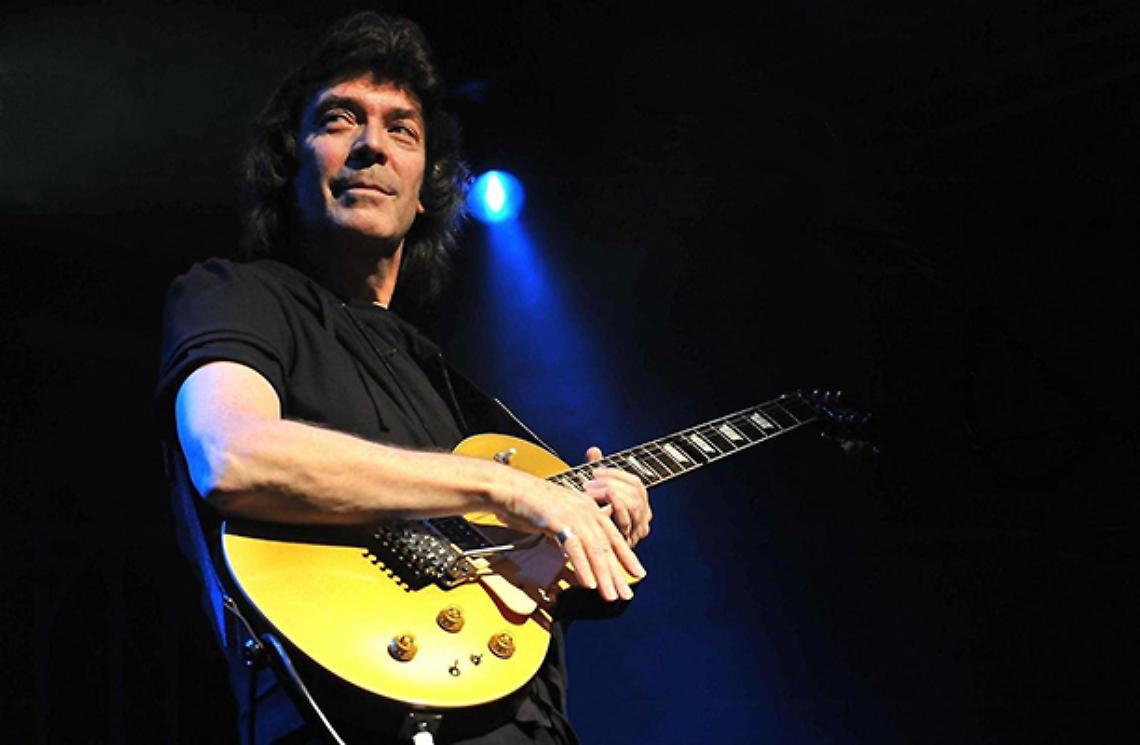 TORINO. Per Steve Hackett tutto esaurito sotto la pioggia