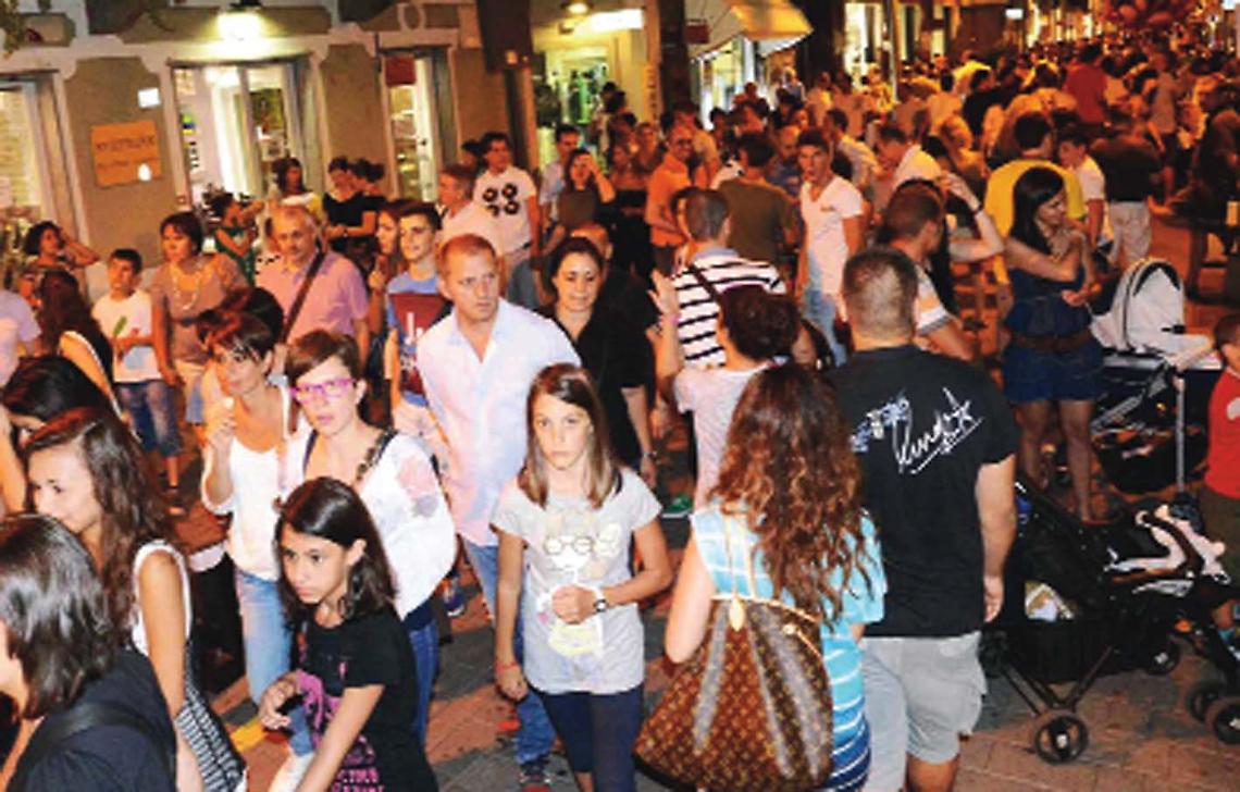 SETTIMO. Al via i “Giovedì di luglio”: negozi aperti di sera in via Italia. Sabato 7 luglio,  sarà la festa dei saldi