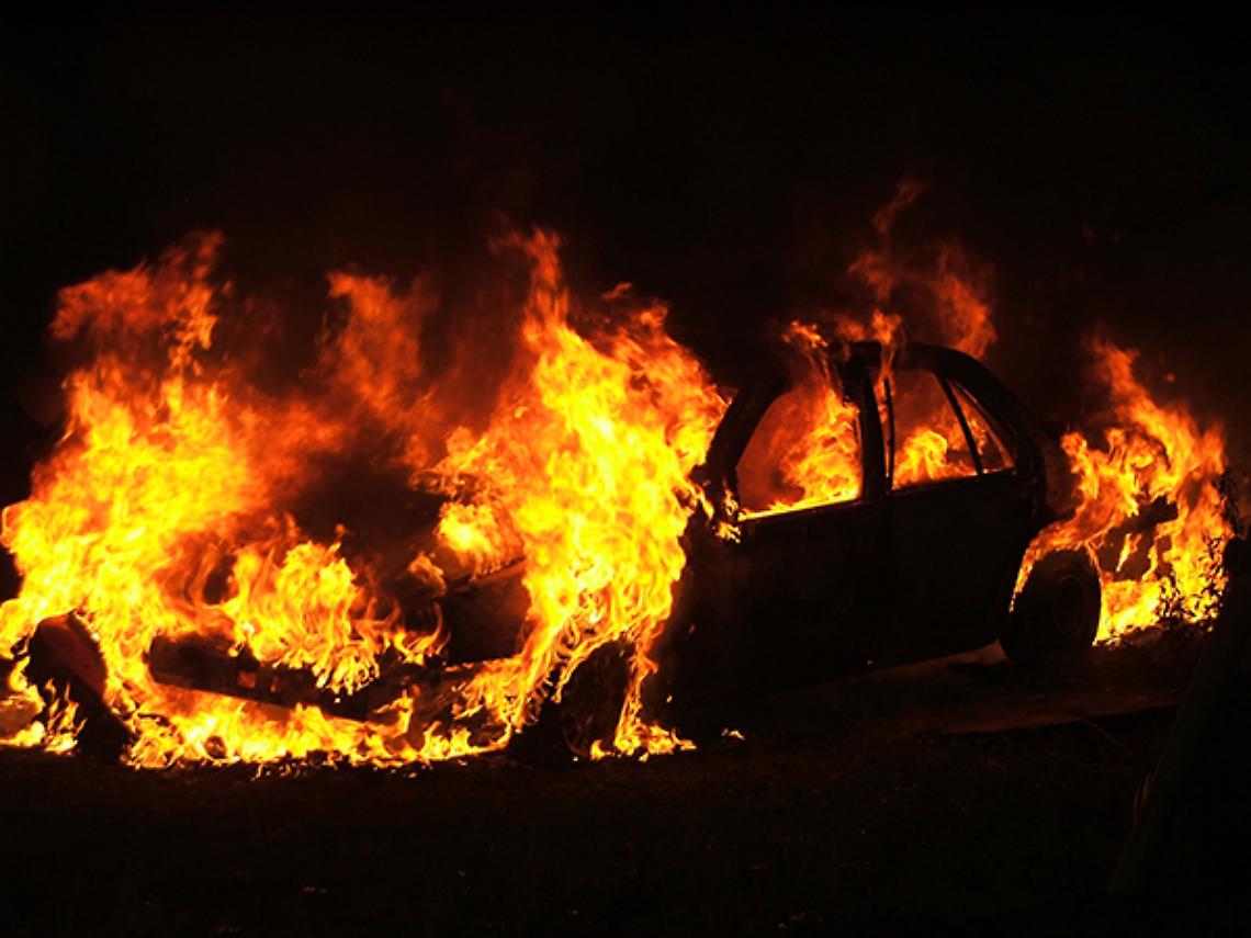 RIVALTA. Auto in fiamme nella notte nel Torinese, ipotesi piromane