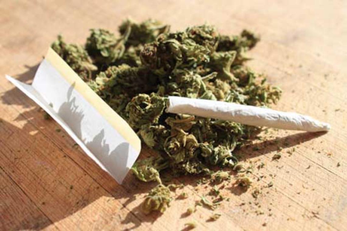 Va dai carabinieri con la droga in tasca: arrestato