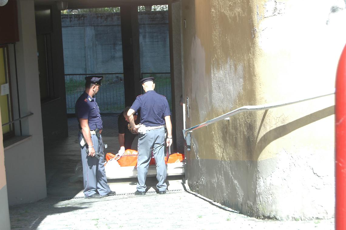 IVREA. Trovato morto in casa: ha un buco in fronte