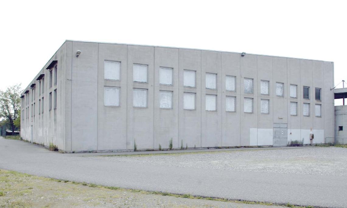 CALUSO. Nuvole nere sopra il Palasport di Arè