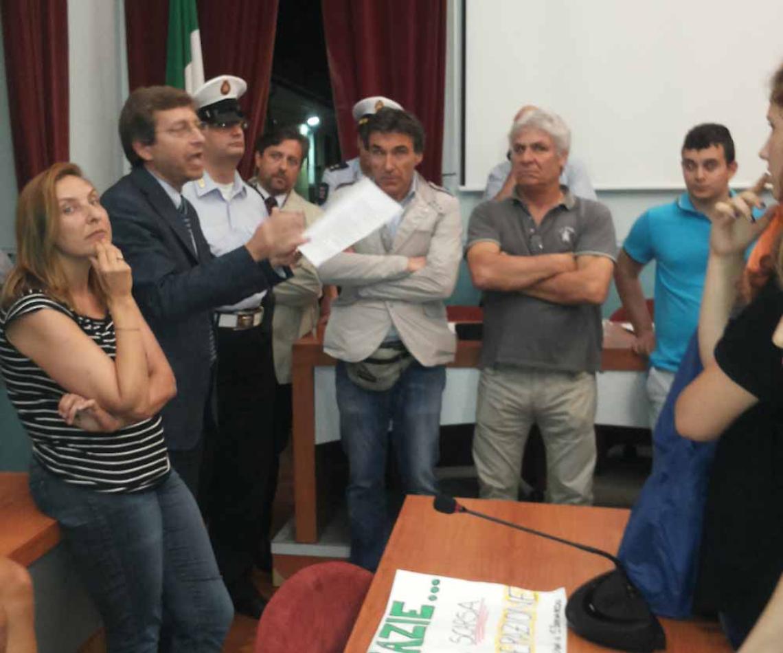 IVREA. Protesta contro la cava di San Bernardo in Consiglio Comunale
