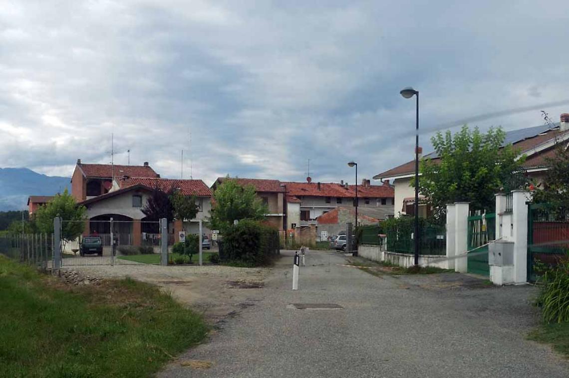 STRAMBINO. Via Santa Maria. Paletti intralciano passaggio. Beraldo: "Quella è casa mia"