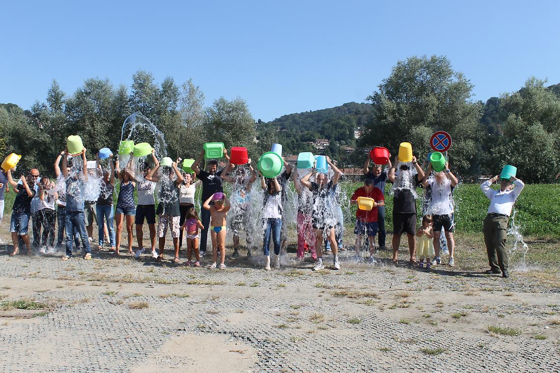 SAN MAURO. L'ice bucket "comunale" raccoglie 563 euro