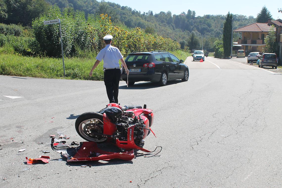 GASSINO. Schianto mortale, perde la vita un motociclista