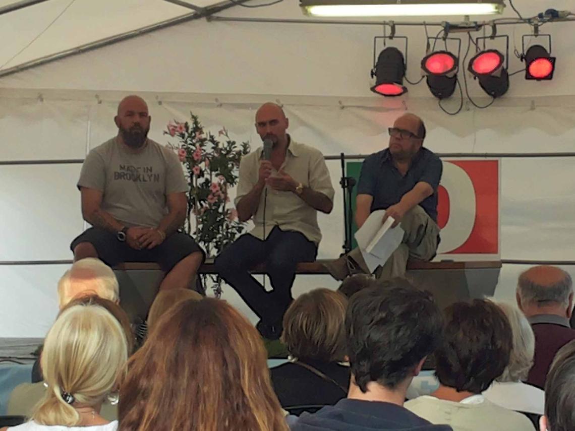 IVREA. Nicolai Lilin ("Educazione siberiana") alla Festa dell'Unità. Una militante Pd lo attacca