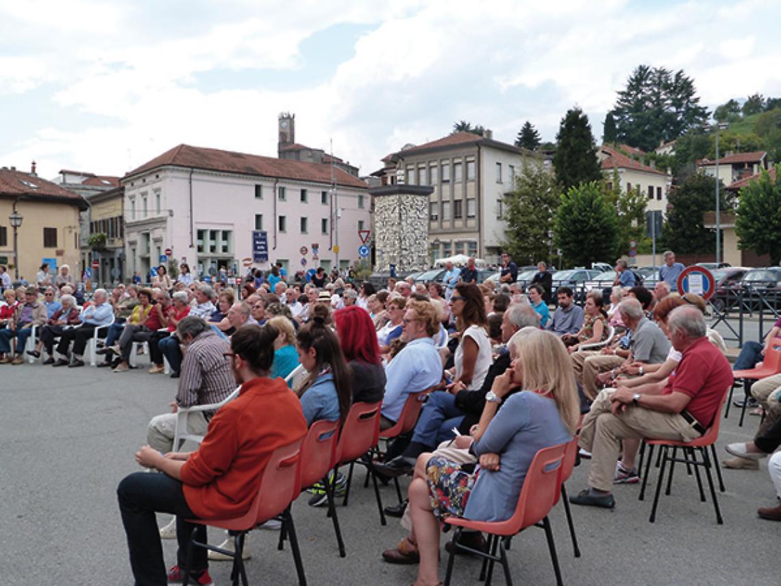 CASTELLAMONTE. Un esercito di 400 golosi e piatti tipici per  salutare la ceramica