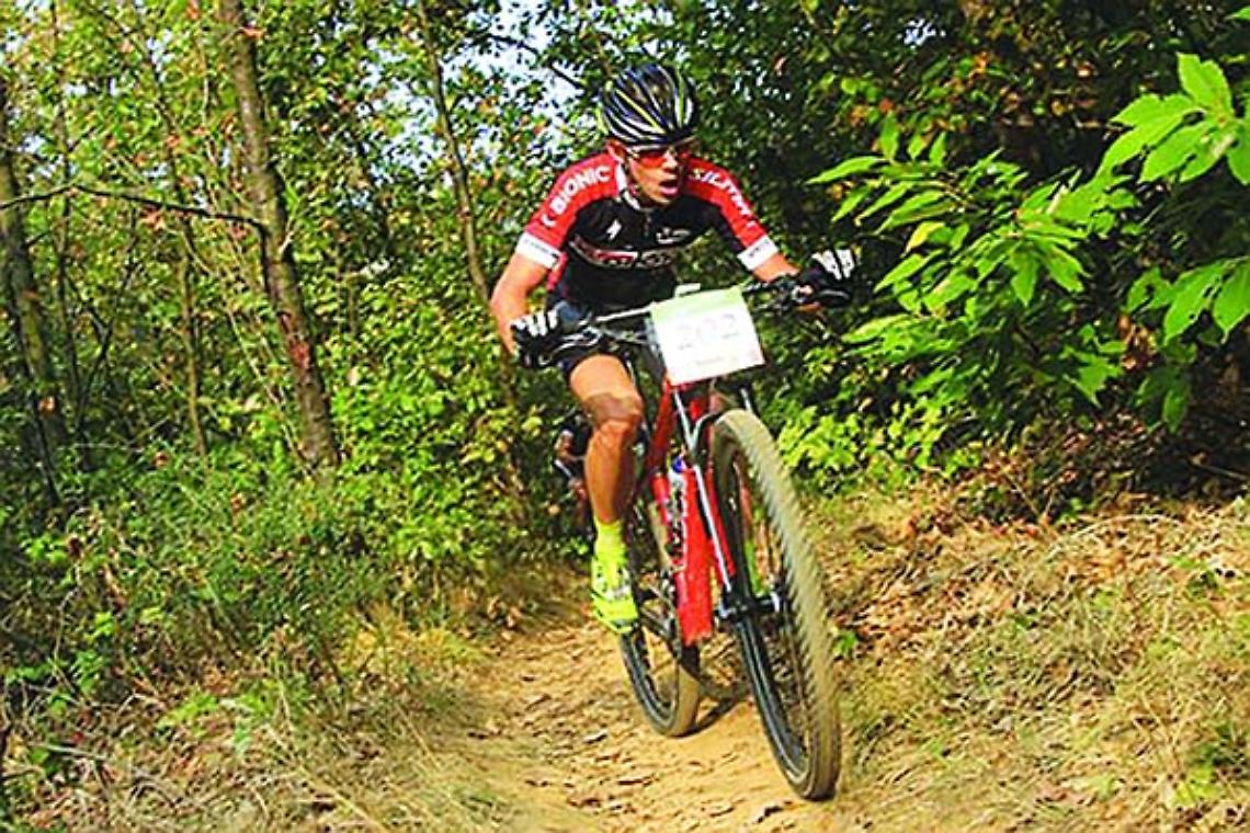 MOUNTAIN BIKE. De Cosmo cade, si rimette in sella e vince