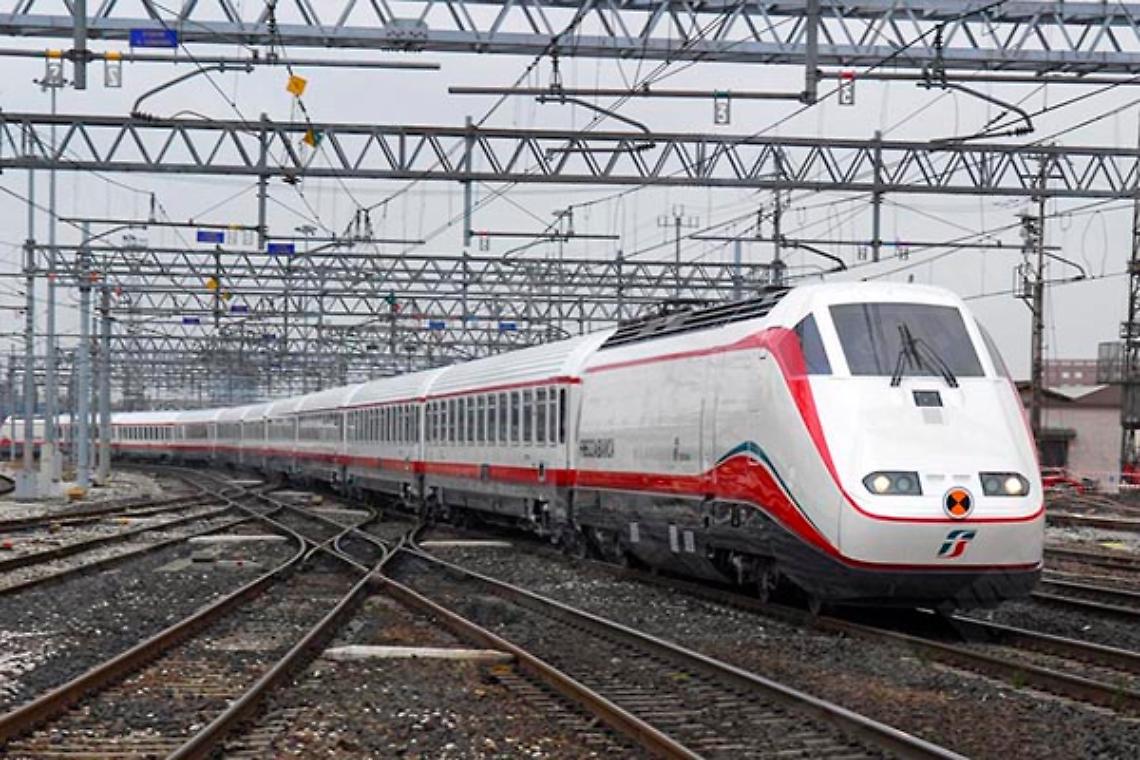 CAMBIANO. Muore investito da treno mentre lo fotografa,disagi su linea