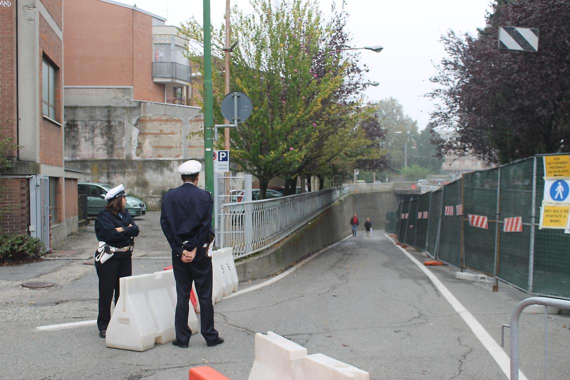SETTIMO. I vigili multano bici e motorini all'uscita del sottopasso
