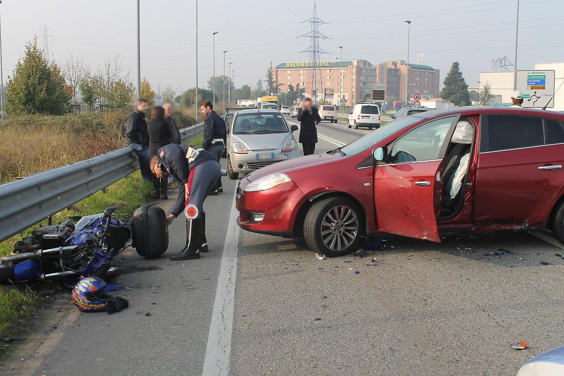 SETTIMO. Incidente sul cavalcavia, motociclista in gravi condizioni