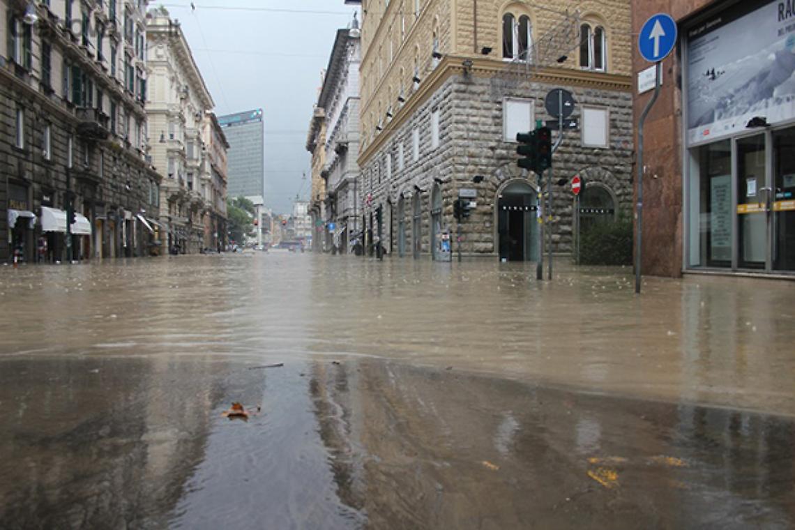 TORINO. Alluvione a Torino, recuperata barca-ristorante sul Po