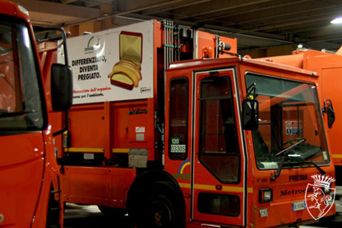 TORINO. Pietre contro mezzo raccolta rifiuti a centro Amiat Torino