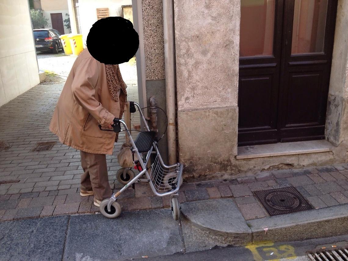 BRANDIZZO. “I marciapiedi sono troppo pericolosi”