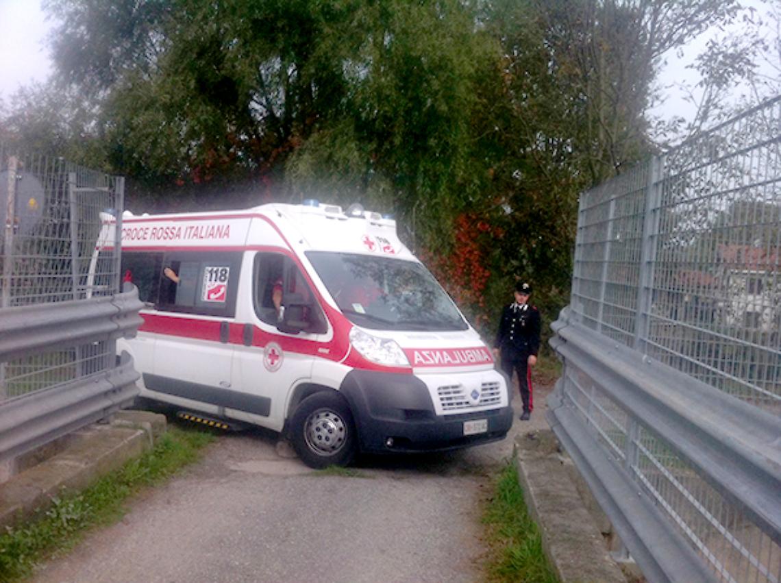CASTIGLIONE. Anziano si butta nel canale, viene salvato dai vigili del fuoco