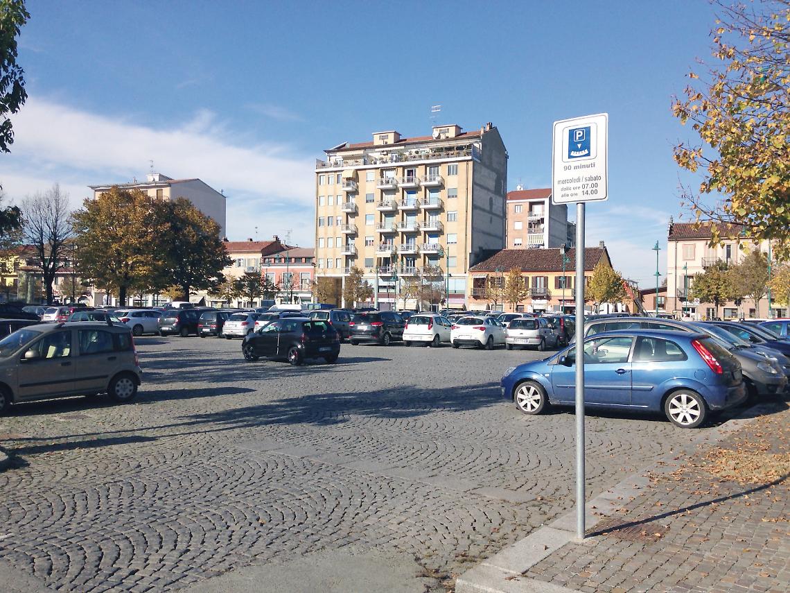 CHIVASSO. Il Monumento dei Caduti di piazza d'Armi è diventato un'area per il pic-nic?