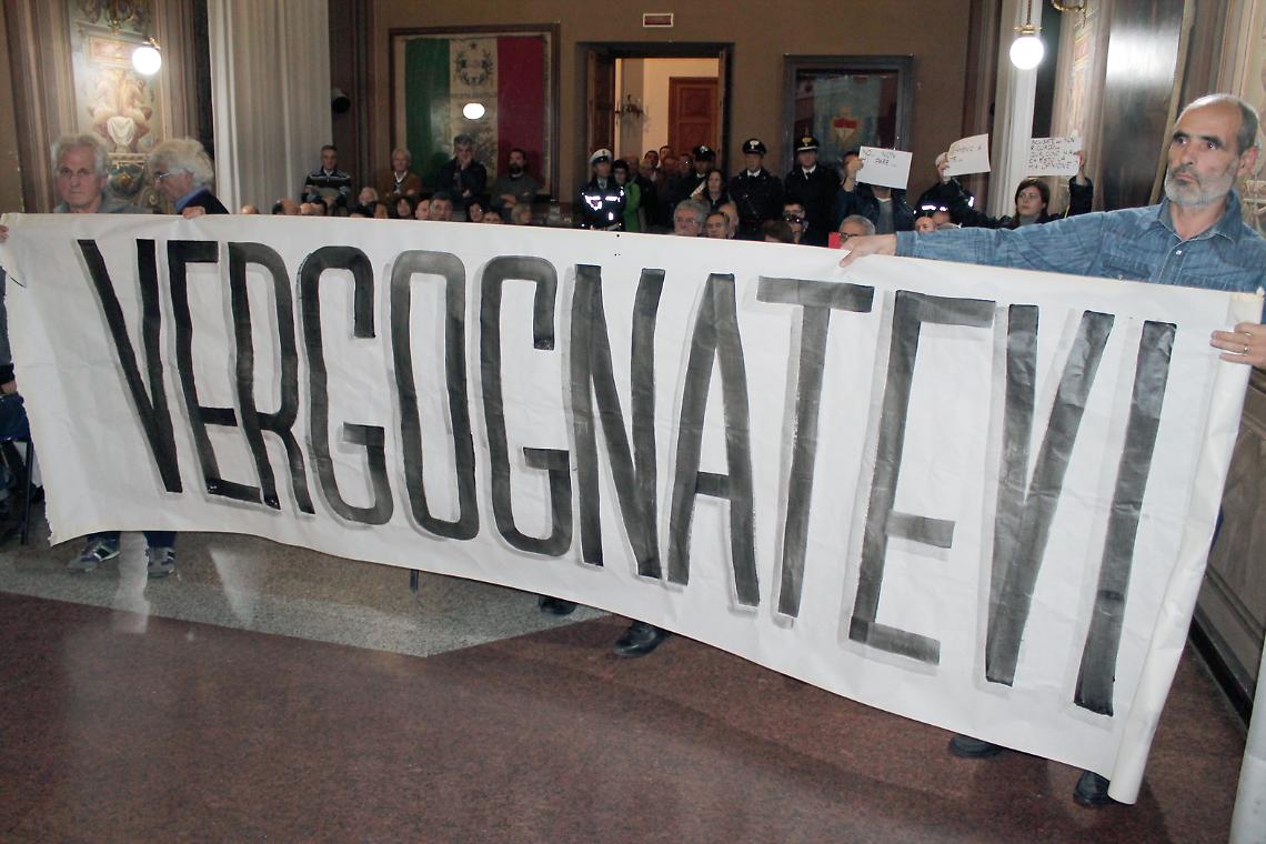 Quando si parla di rifiuti la democrazia e la trasparenza vanno in discarica