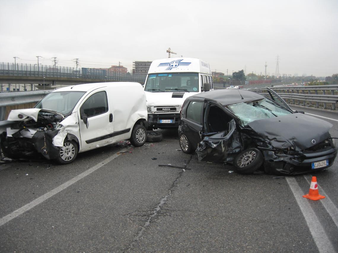 SETTIMO. Incidente sul cavalcavia, 4 feriti fra cui un bambino di 2 anni