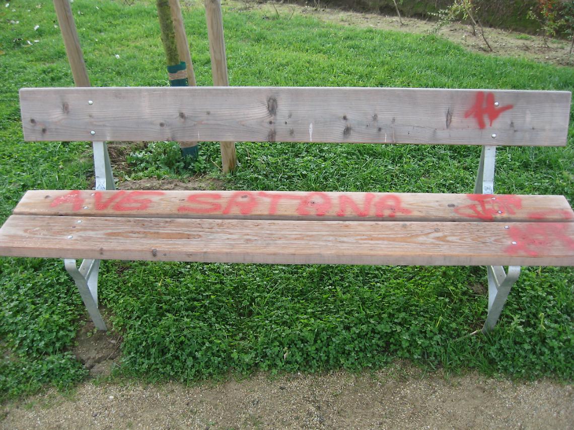 SETTIMO. Vandali al parco Bordina: satanisti o bimbiminkia? 