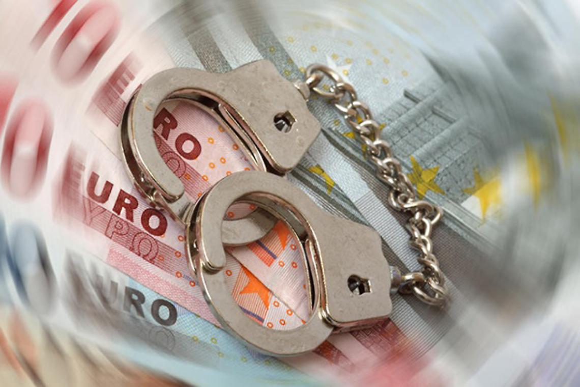 Fraudă la accizele pe alcool, demontată o organizație criminală
